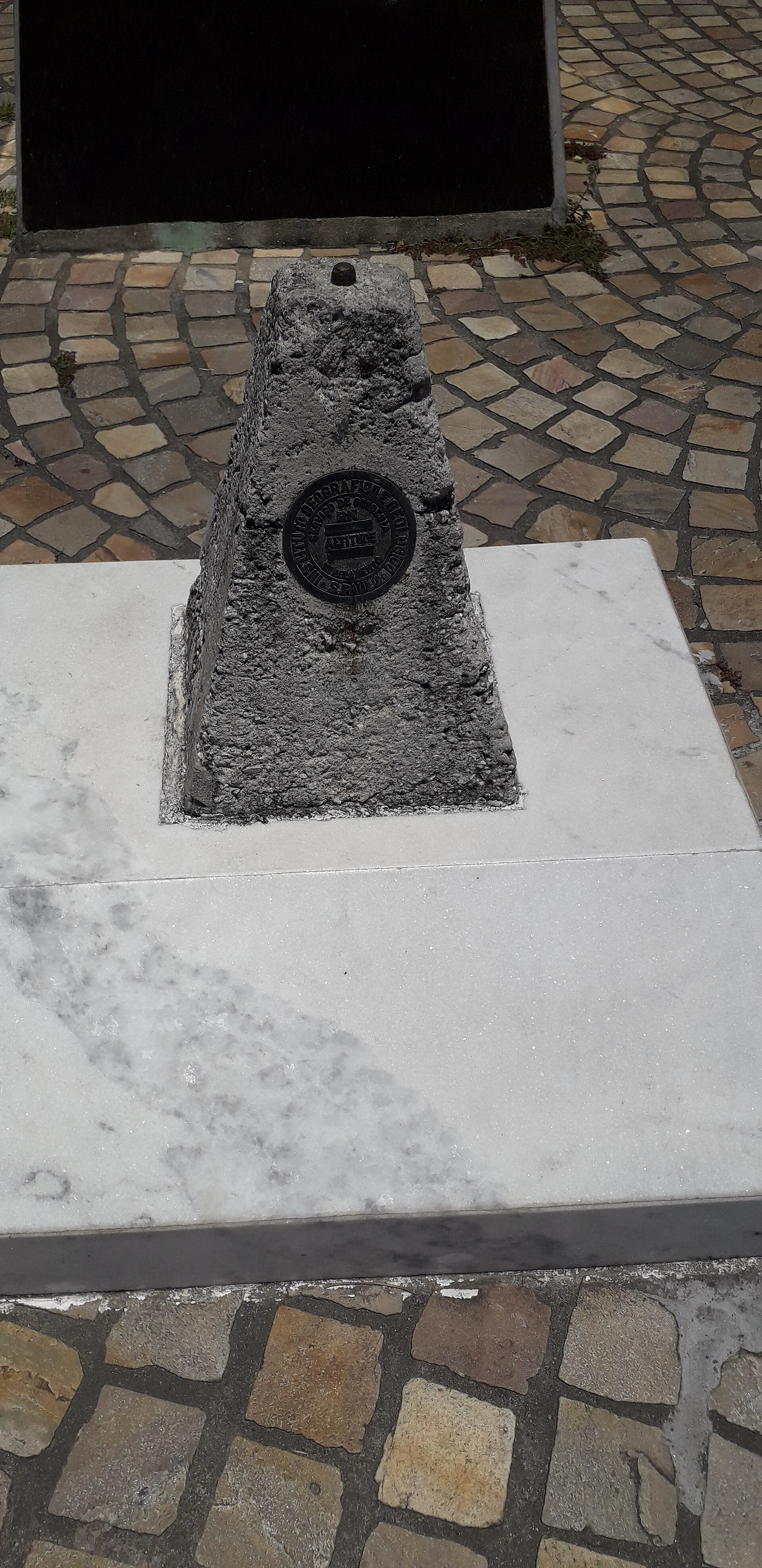 Monumento da elevação da Vila de São Sebastião 10.jpg