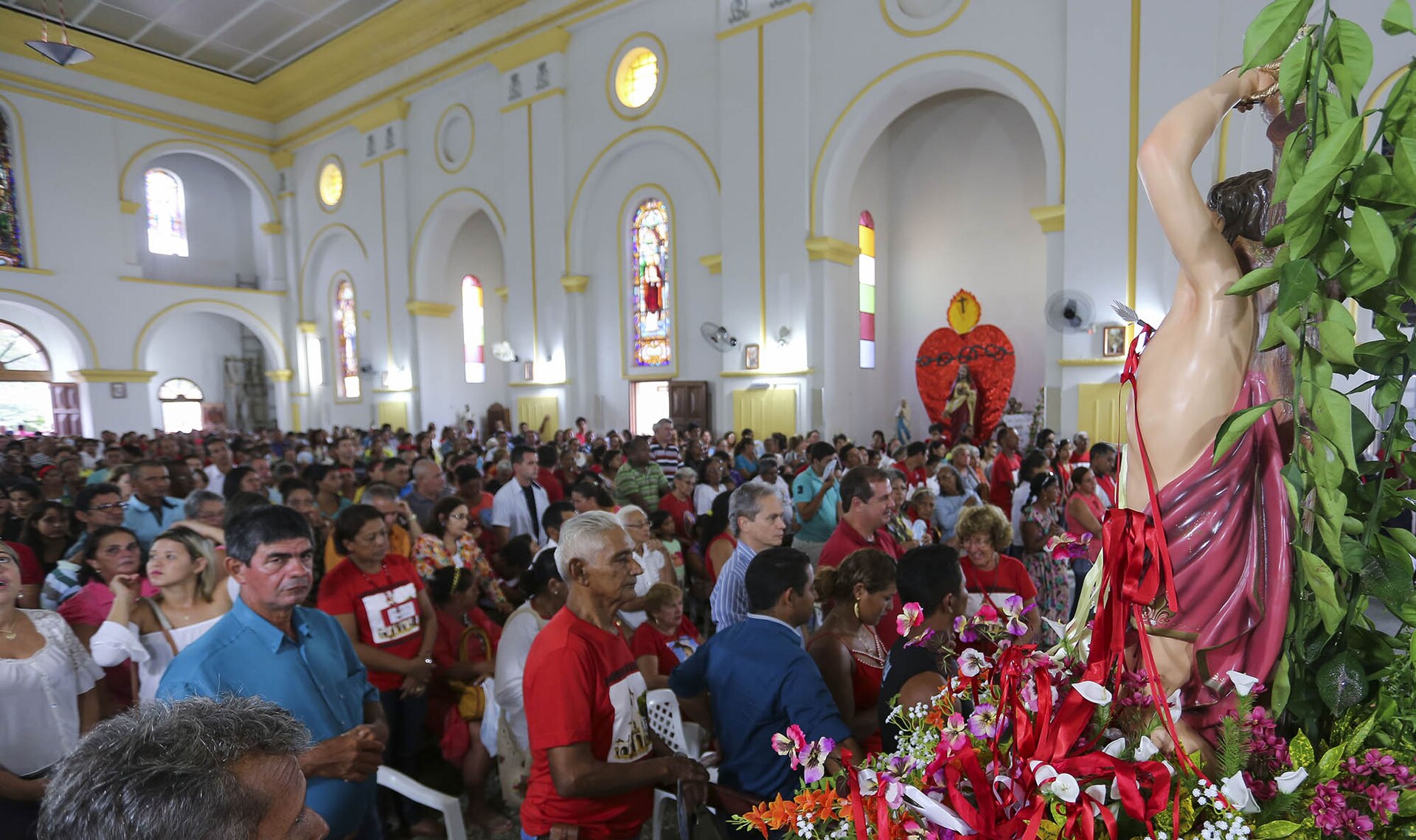 Fé, união e devoção movem fiéis na procissão de São Sebastião (16307389106).jpg